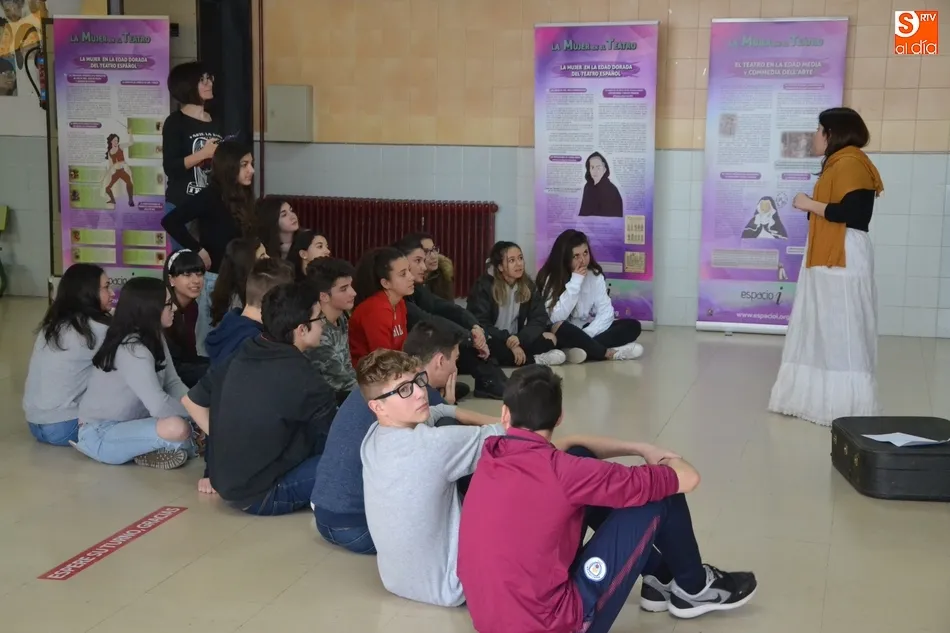 Popy Vegas guía a alumnos del IES Tierra por la historia de la mujer en el Teatro  