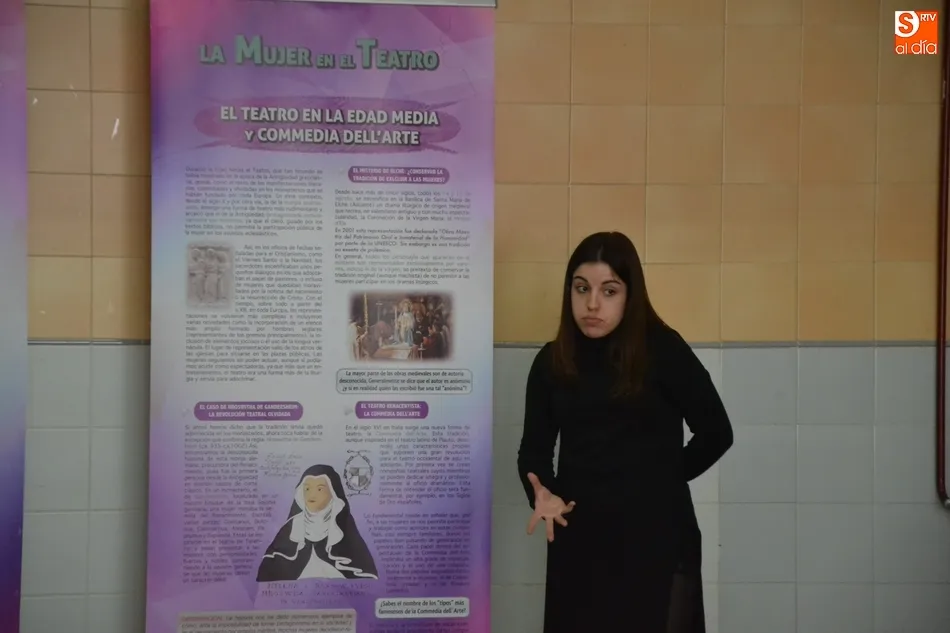 Foto 4 - Popy Vegas gu&iacute;a a alumnos del IES Tierra por la historia de la mujer en el Teatro  