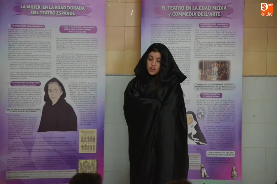 Foto 2 - Popy Vegas gu&iacute;a a alumnos del IES Tierra por la historia de la mujer en el Teatro  