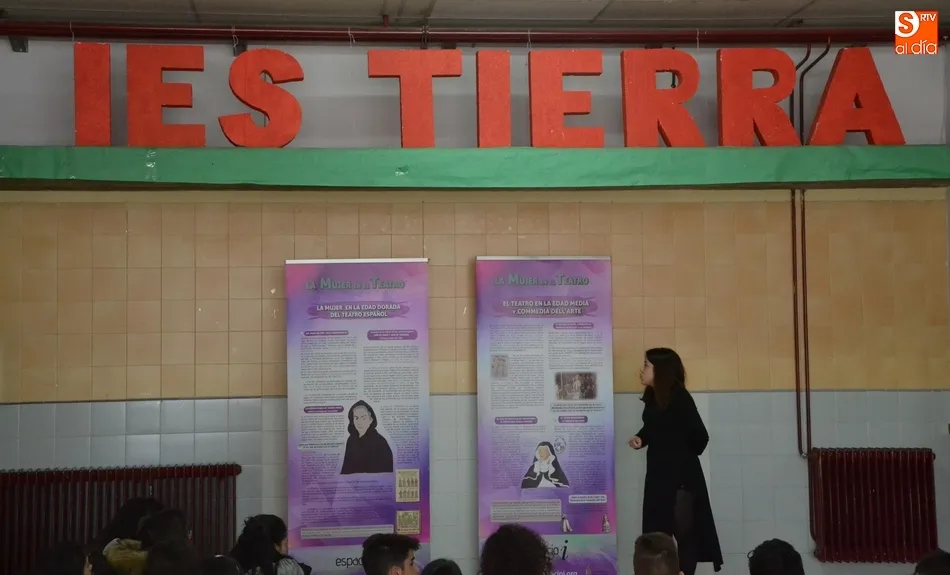 Foto 3 - Popy Vegas gu&iacute;a a alumnos del IES Tierra por la historia de la mujer en el Teatro  