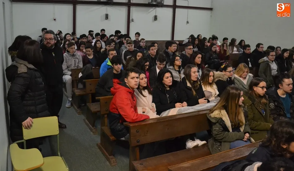 Foto 9 - Futuros universitarios conocen la experiencia de antiguos alumnos del Fray  