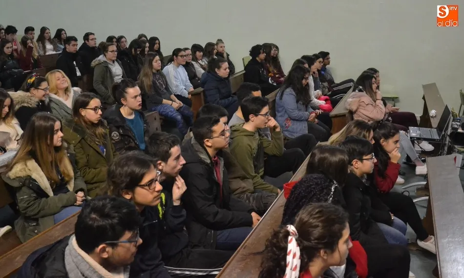 Foto 8 - Futuros universitarios conocen la experiencia de antiguos alumnos del Fray  