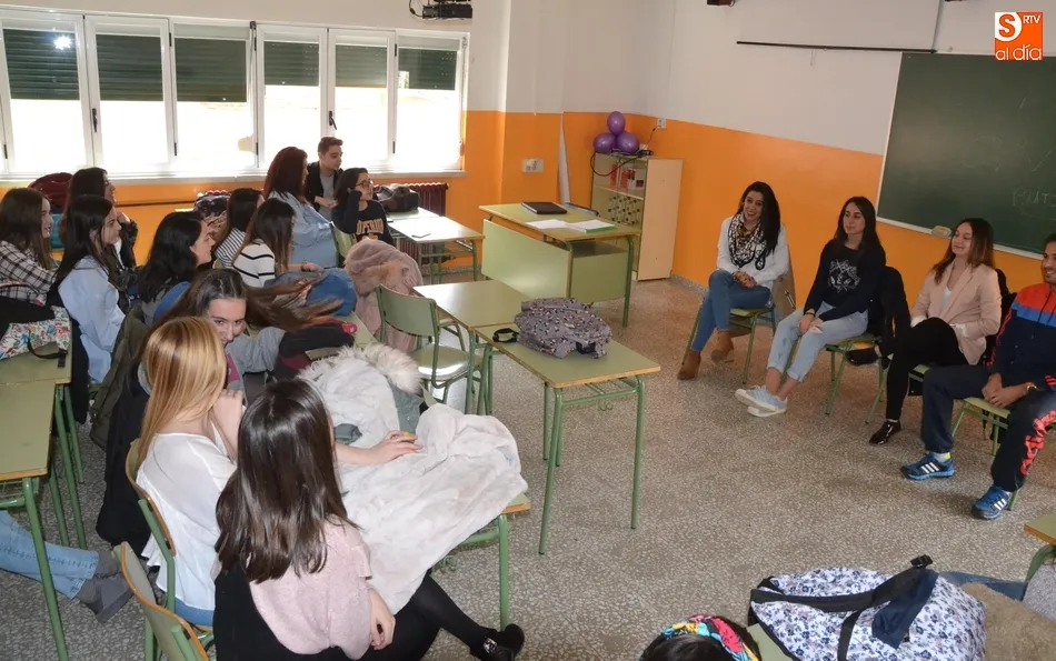 Foto 7 - Futuros universitarios conocen la experiencia de antiguos alumnos del Fray  