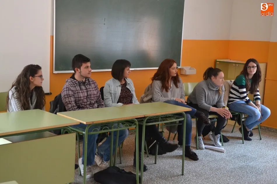 Foto 4 - Futuros universitarios conocen la experiencia de antiguos alumnos del Fray  