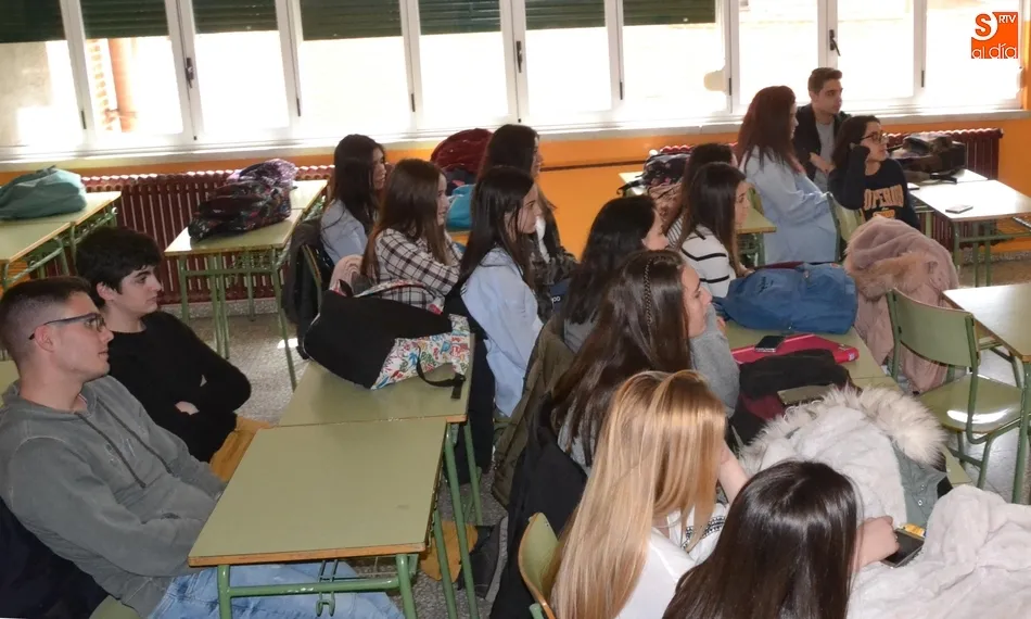 Foto 6 - Futuros universitarios conocen la experiencia de antiguos alumnos del Fray  