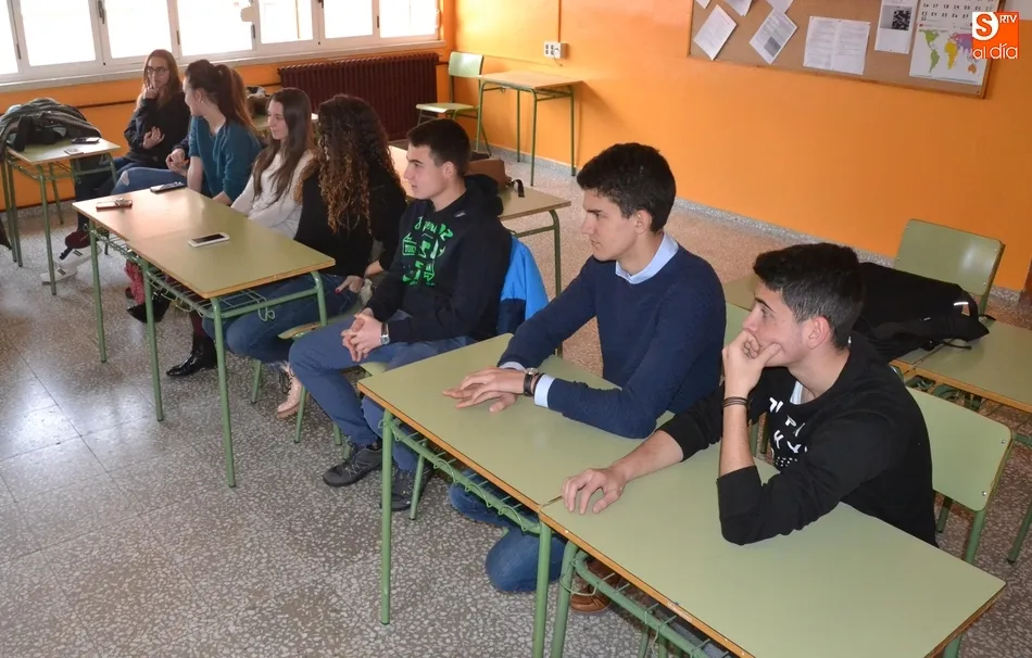 Foto 3 - Futuros universitarios conocen la experiencia de antiguos alumnos del Fray  