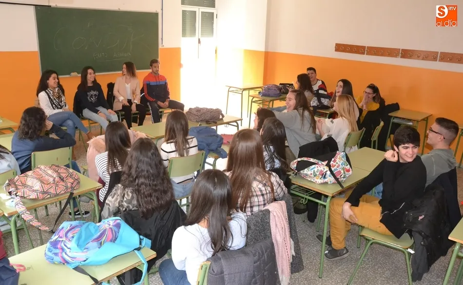 Foto 5 - Futuros universitarios conocen la experiencia de antiguos alumnos del Fray  