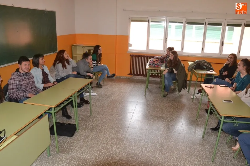 Foto 2 - Futuros universitarios conocen la experiencia de antiguos alumnos del Fray  