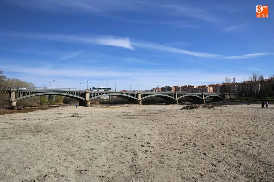 Estado del río Tormes a su paso por Salamanca. Fotos: Alberto Martín