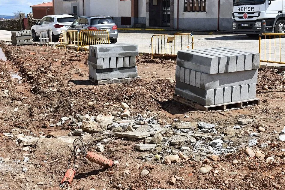 Se está creando una acera de más de 2 metros de ancho en la calle Oriente. Fotos: Ayto. de Guijuelo.