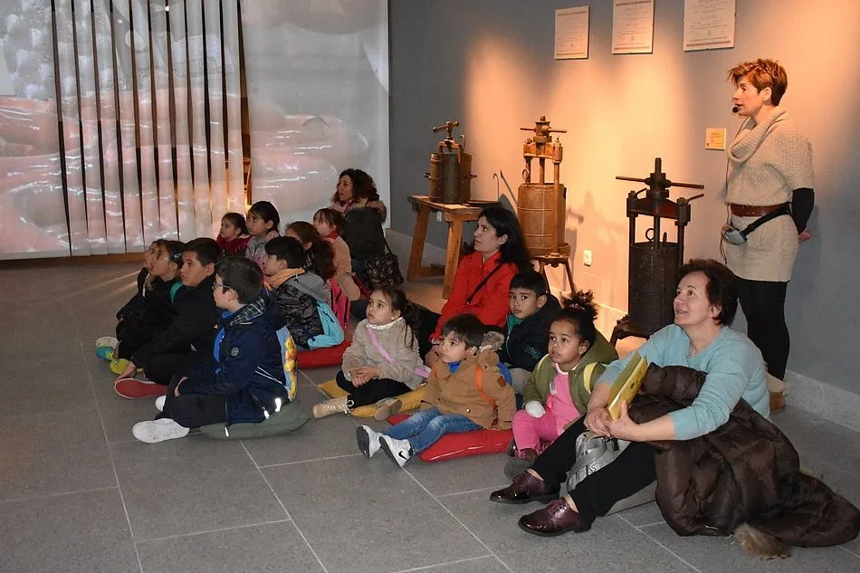 Foto 5 - Guijuelo recibe una visita did&aacute;ctica de los escolares de Fuenterroble de Salvatierra