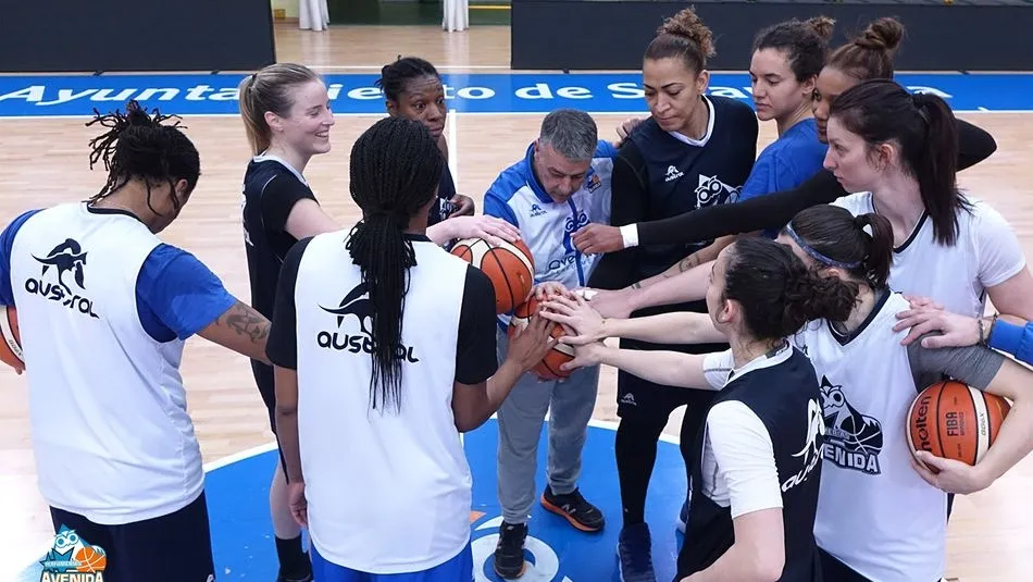 La plantilla del Perfumerías Avenida hace piña en el último entrenamiento. Foto: Perfumerías Avenida