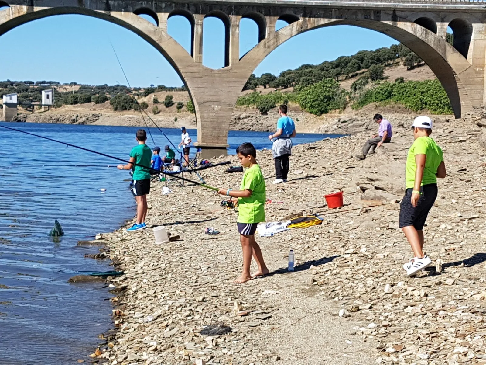 Niños pescando en el pantano de Santa Teresa