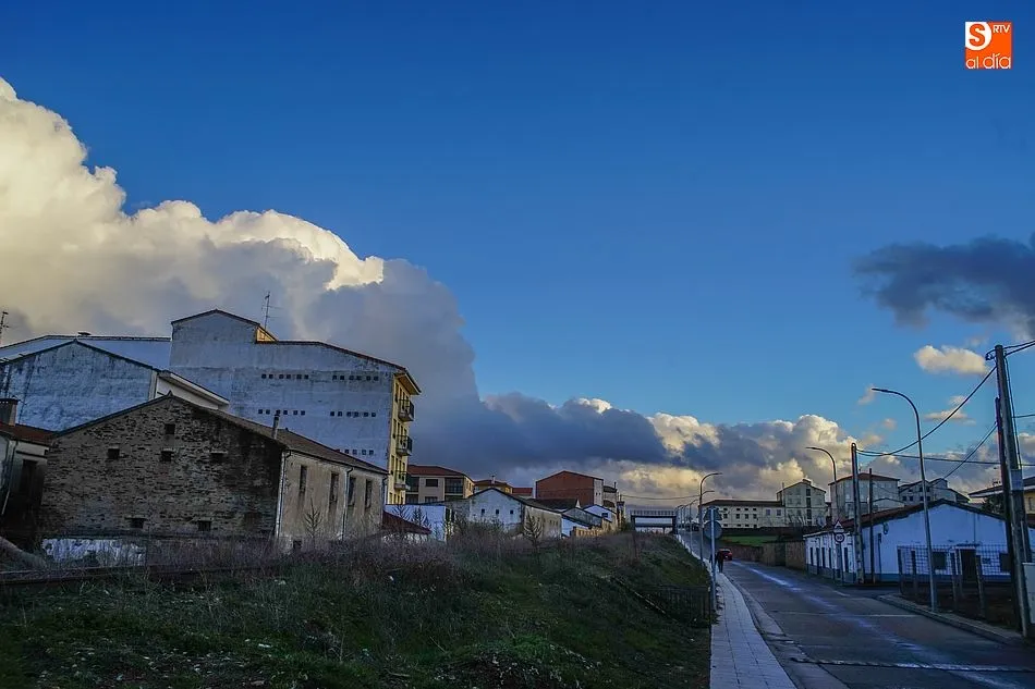 El cielo azul sobre la (futura) vía verde