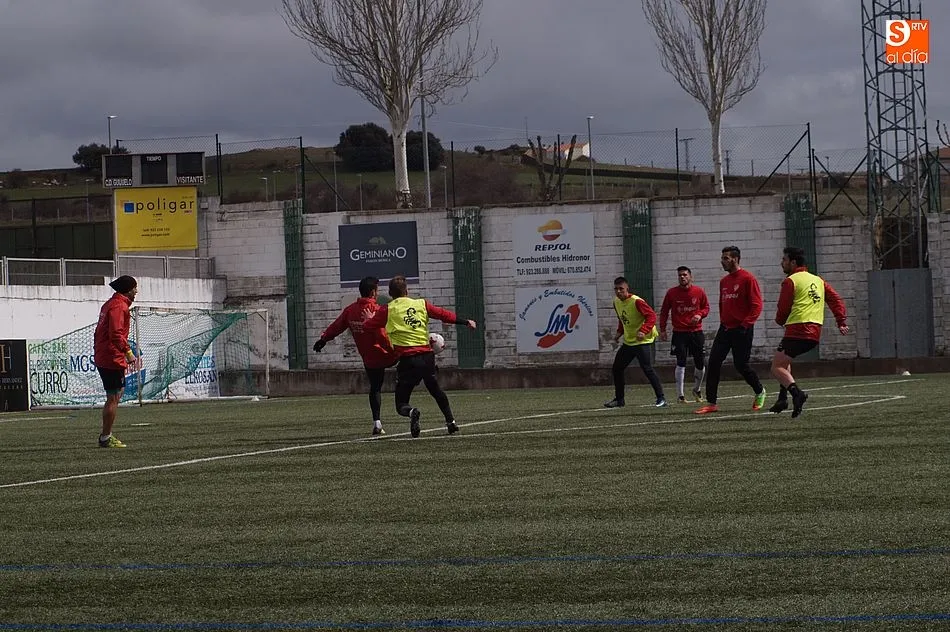 Foto 10 - El CD Guijuelo afronta una nueva final por la salvaci&oacute;n en casa del Pontevedra