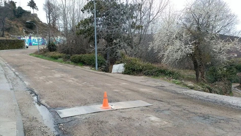 Estado de la carretera de la Diputación a su paso por el pueblo de Candelario
