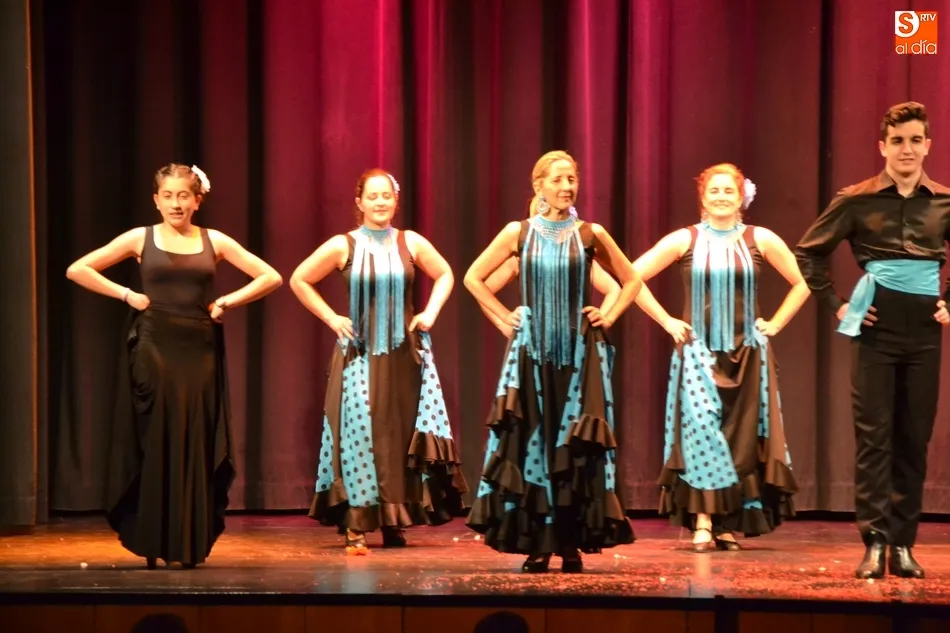 Foto 11 - El Teatro roza el lleno con el espect&aacute;culo de magia y baile a favor de los ni&ntilde;os con c&aacute;ncer  