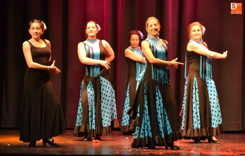 Foto 10 - El Teatro roza el lleno con el espect&aacute;culo de magia y baile a favor de los ni&ntilde;os con c&aacute;ncer  
