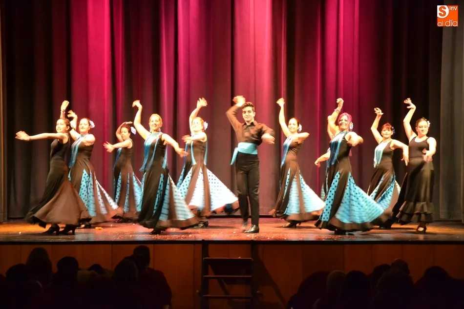 Foto 9 - El Teatro roza el lleno con el espect&aacute;culo de magia y baile a favor de los ni&ntilde;os con c&aacute;ncer  