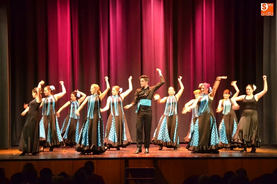 Foto 8 - El Teatro roza el lleno con el espect&aacute;culo de magia y baile a favor de los ni&ntilde;os con c&aacute;ncer  