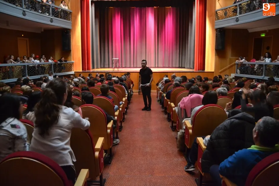 Foto 6 - El Teatro roza el lleno con el espect&aacute;culo de magia y baile a favor de los ni&ntilde;os con c&aacute;ncer  