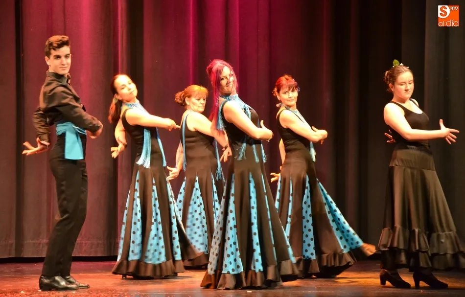 Foto 7 - El Teatro roza el lleno con el espect&aacute;culo de magia y baile a favor de los ni&ntilde;os con c&aacute;ncer  