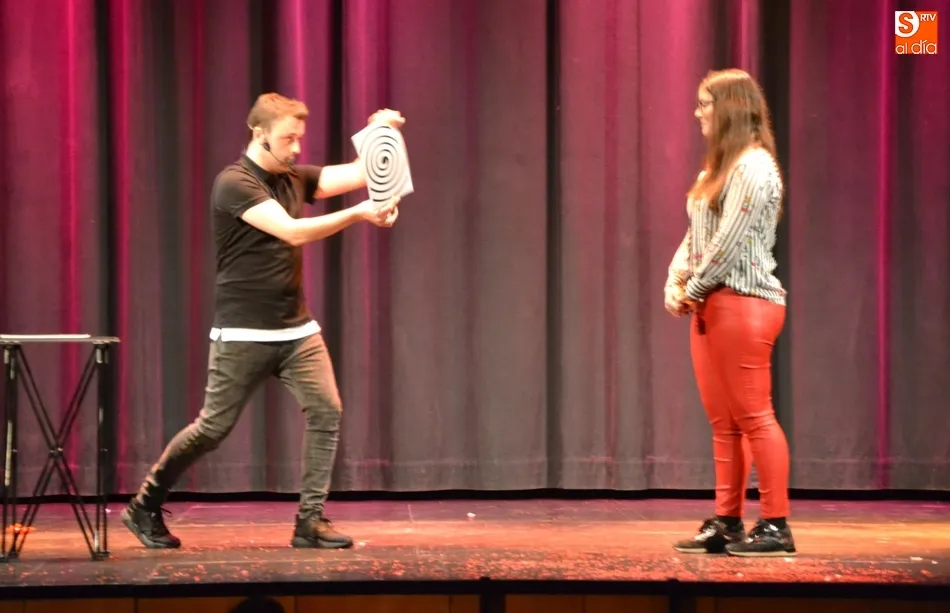 Foto 4 - El Teatro roza el lleno con el espect&aacute;culo de magia y baile a favor de los ni&ntilde;os con c&aacute;ncer  