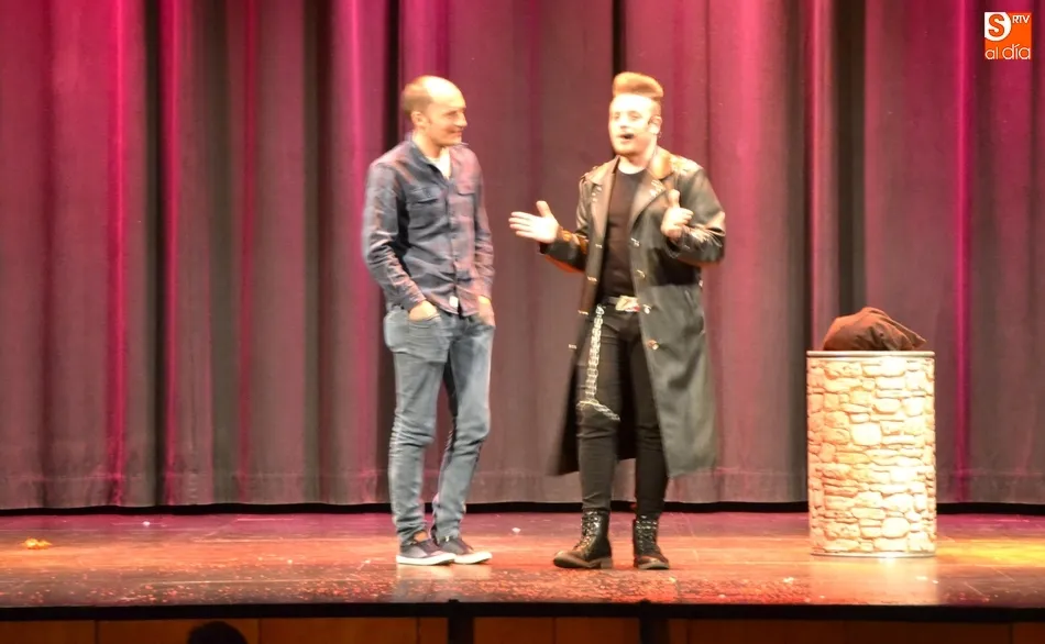 Foto 3 - El Teatro roza el lleno con el espect&aacute;culo de magia y baile a favor de los ni&ntilde;os con c&aacute;ncer  