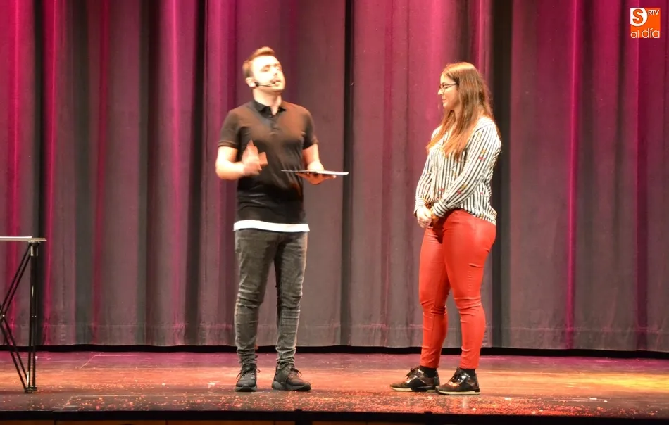 Foto 5 - El Teatro roza el lleno con el espect&aacute;culo de magia y baile a favor de los ni&ntilde;os con c&aacute;ncer  