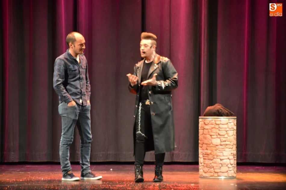 Foto 2 - El Teatro roza el lleno con el espect&aacute;culo de magia y baile a favor de los ni&ntilde;os con c&aacute;ncer  
