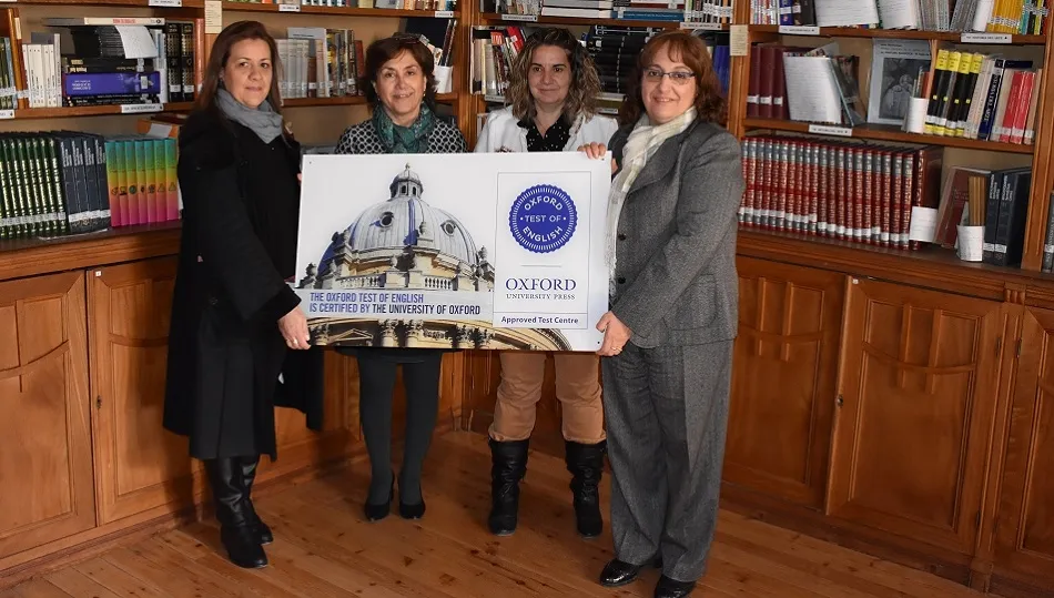 Las responsables del centro muestran un cartel acreditativo.