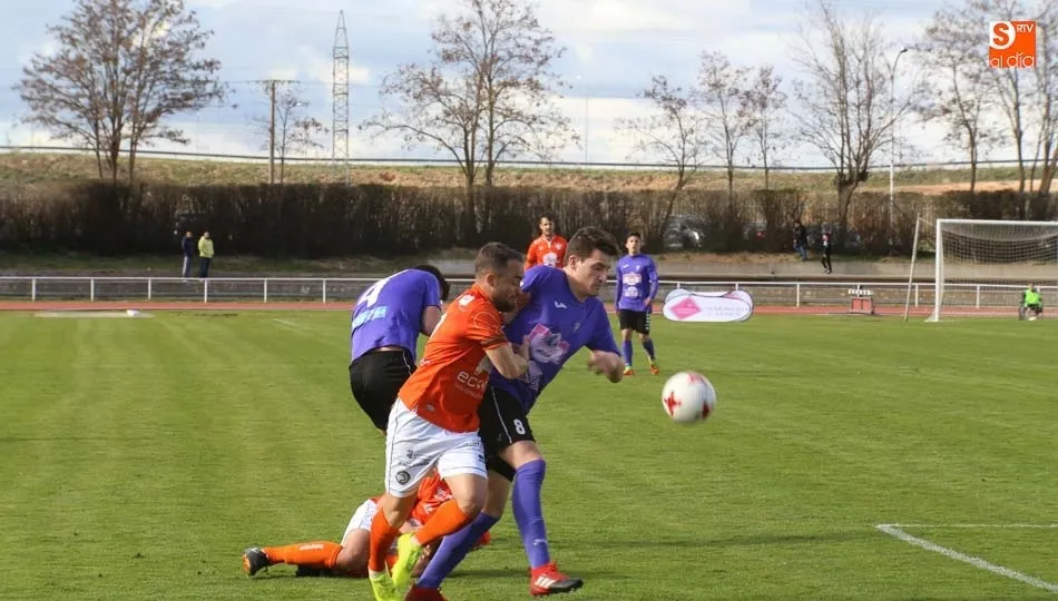 Cristo avanza con el balón ante un rival el pasado sábado.
