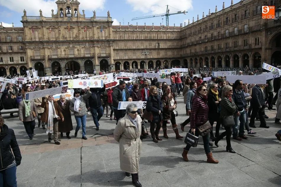 Abrazo solidario a la Plaza Mayor de numerosos salmantinos. Fotos: Alejandro López