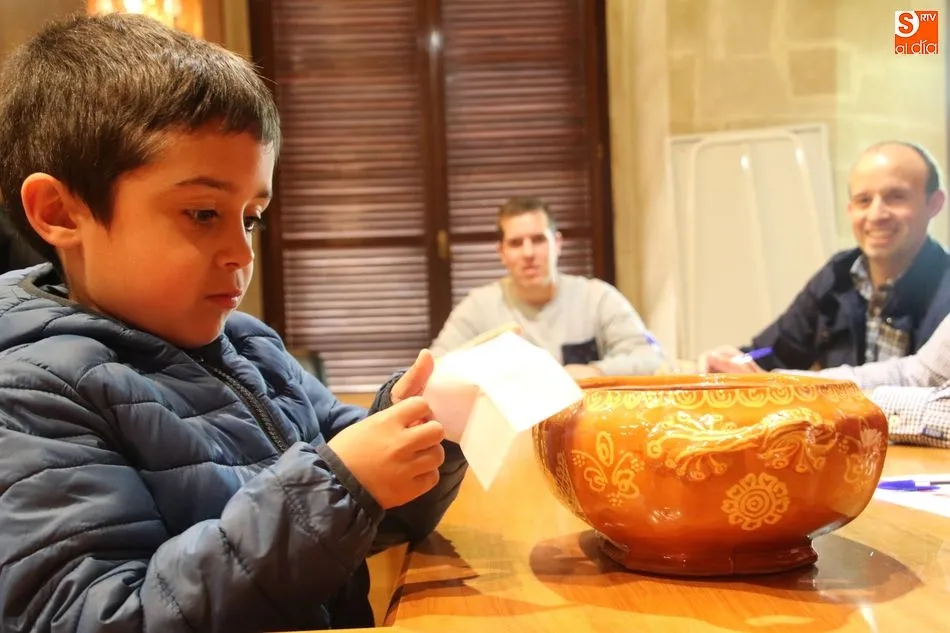 El pequeño Alberto González fue el encargado de repartir la suerte