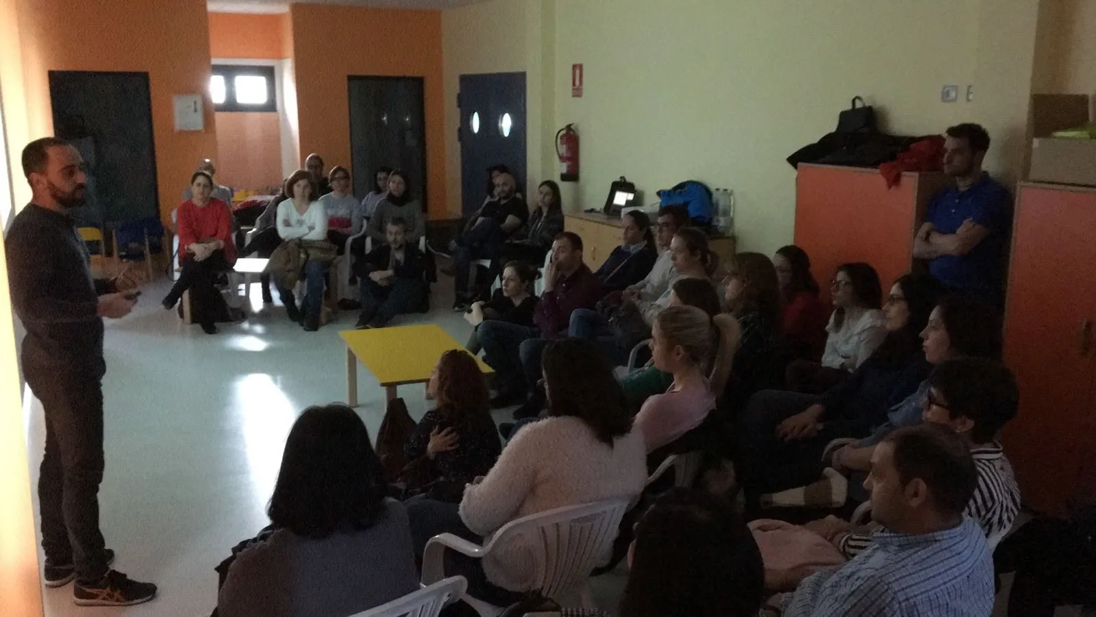 Foto 2 - Amplia asistencia a la sesi&oacute;n de la Escuela de Padres y Madres con Armando Bastida  