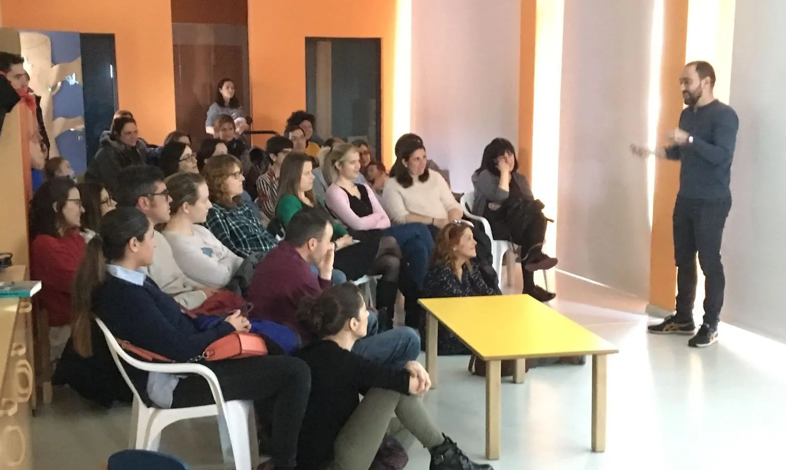 Amplia asistencia a la sesión de la Escuela de Padres y Madres con Armando Bastida  