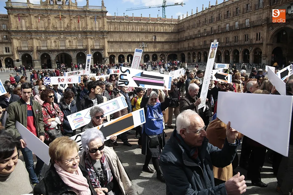 Foto 3 - La Plaza Mayor recibe el tradicional &lsquo;abrazo&rsquo; de Manos Unidas
