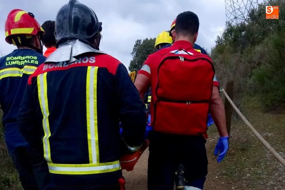 Foto 2 - Bomberos de Vitigudino y Lumbrales rescatan a una mujer en el Pozo de los Humos  