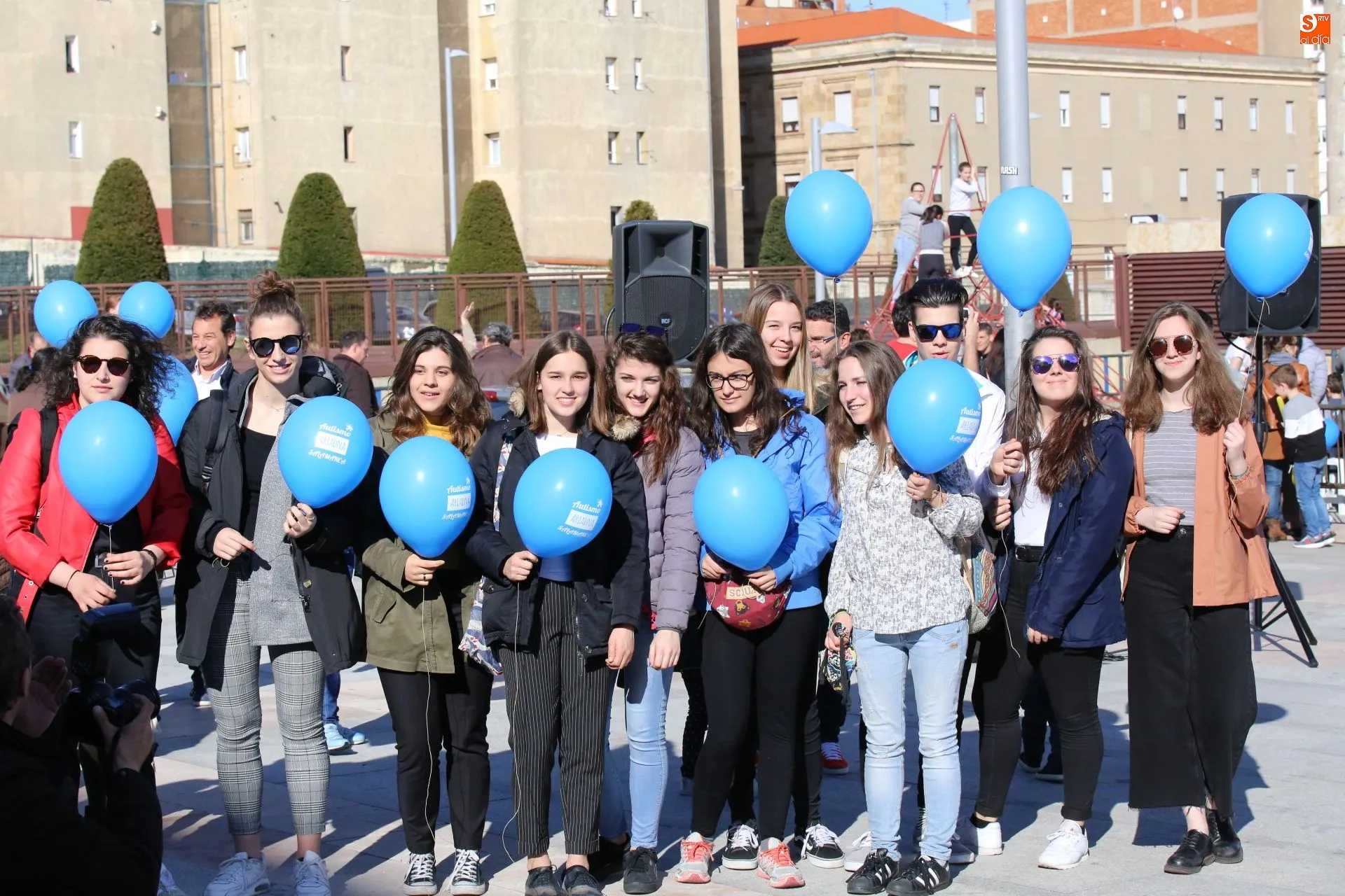 Momento previo a la suelta de  globos azules / Foto: Alberto Martín.