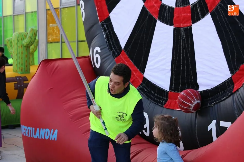 Foto 6 - La plaza de la Concordia acoge el acto central por el&nbsp;D&iacute;a Mundial del Autismo  