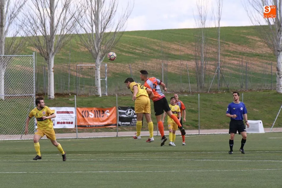 Foto 10 - El Hergar Camelot golea al Ciudad Rodrigo en un derbi pleno de goles donde llev&oacute; la iniciativa
