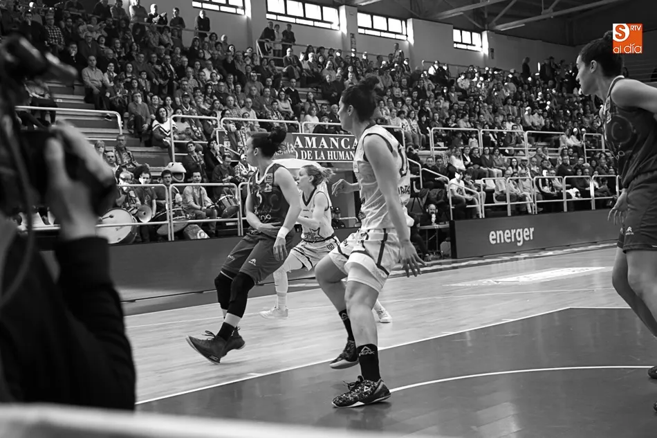 Foto 3 - Exhibici&oacute;n de Perfumer&iacute;as Avenida que pasa el rodillo ante Uni Ferrol y toma ventaja hacia la...