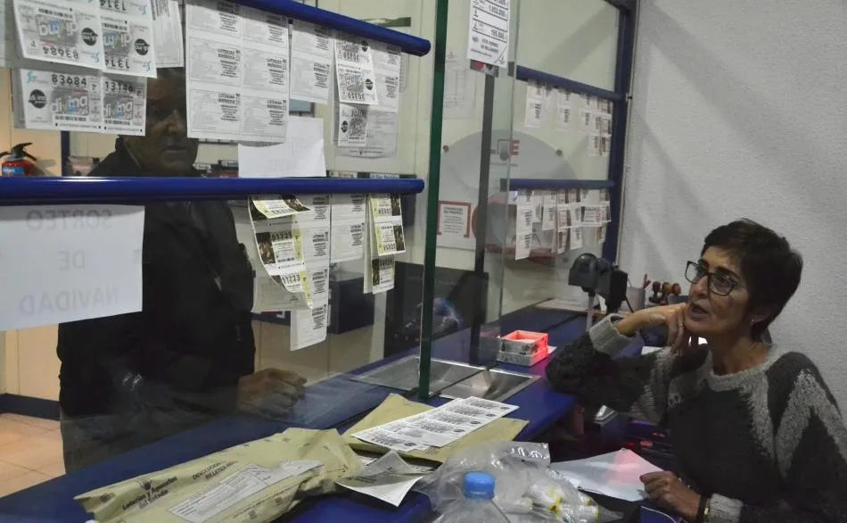 Imagen de archivo de la Administración de Loterías Nº1 con su responsable, Marisa