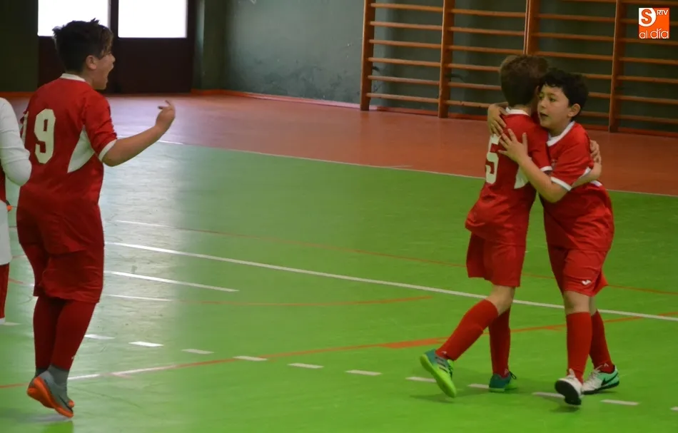 Foto 10 - El t&iacute;tulo de campe&oacute;n bicomarcal Alev&iacute;n se decide en la pr&oacute;rroga a favor del III Columnas A  