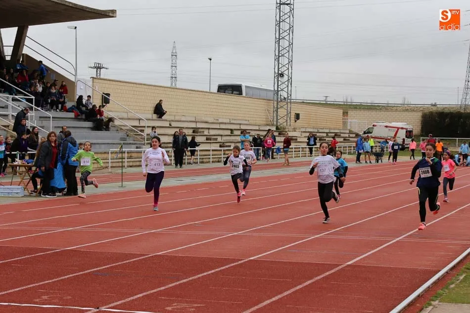 Foto 9 - Jornada de Juegos Escolares en las pistas del Helm&aacute;ntico para alevines y cadetes
