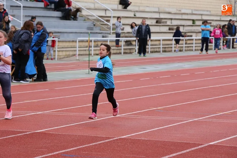 Foto 4 - Jornada de Juegos Escolares en las pistas del Helm&aacute;ntico para alevines y cadetes