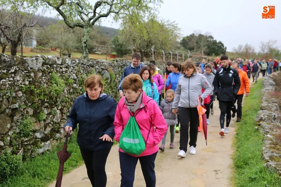 Foto 8 - Cerca de 400 valientes retan al tiempo en la ruta senderista de Mieza  