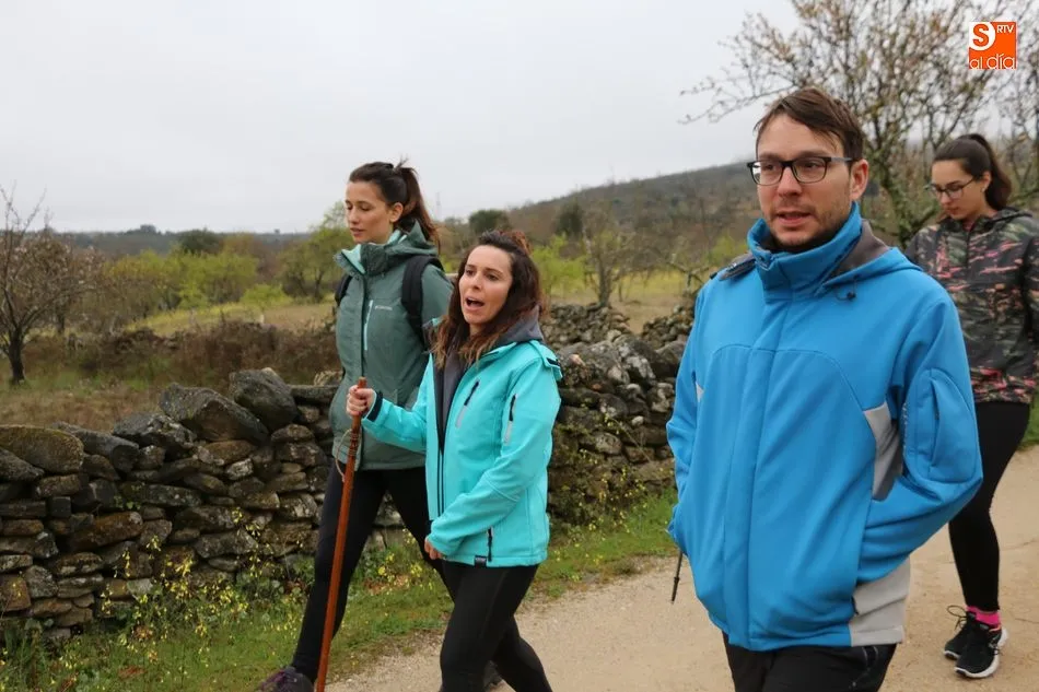 Foto 7 - Cerca de 400 valientes retan al tiempo en la ruta senderista de Mieza  