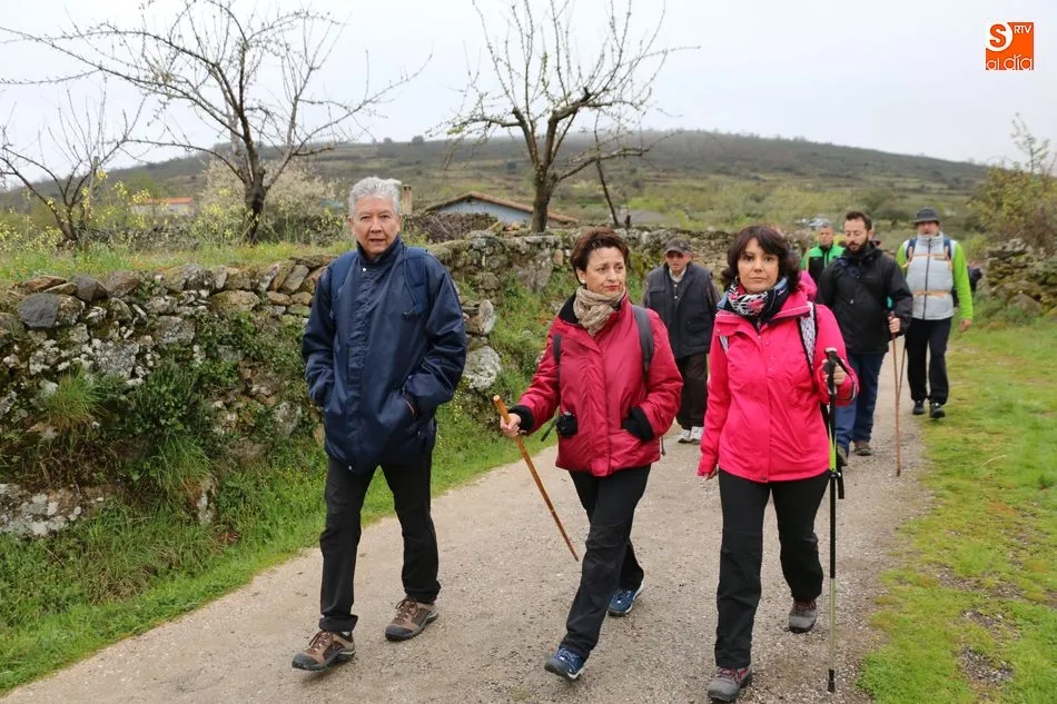 Foto 6 - Cerca de 400 valientes retan al tiempo en la ruta senderista de Mieza  