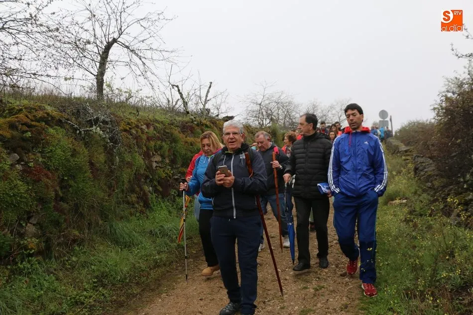 Foto 3 - Cerca de 400 valientes retan al tiempo en la ruta senderista de Mieza  